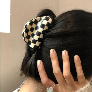 Saç klipsleri barrettes Aomu Akrilik Siyah Beyaz Kontrol Yarı dairesel pençe yansıtıcı pürüzsüz bej kadınlar için parti şapkası için