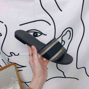 Bayan Tasarımcı Terlik toptan satış-Tasarımcı Deri Bayanlar Sandalet Yaz Düz Terlik Moda Plaj Kadın Büyük Kafa Terlik Gökkuşağı Harfleri Terlik