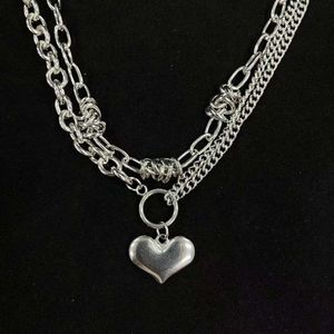 Collana con ciondolo d'amore Temperamento di tendenza in metallo leggero Catena con clavicola superiore Cento ornamenti coordinati