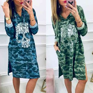 Camouflage Skull Print Jesień Casual Coolies Dress Kapturem Z Długim Rękawem T Shirt Sukienki Split Długość Kolana Proste Kobiety Vestidos 210507