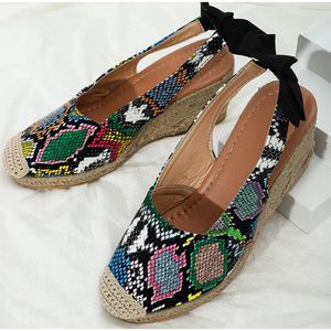 Sandały Kobiety Kliny Slip On Closed Toe Platforma Espadrille Kobiet Serpentyna Słomy Dolny Letnie Buty Damskie