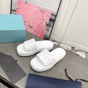 Nyaste kvinnor Luxurys designers platta sandaler tofflor mode sommar tjejer strand kvinna sandal glidbanor flip flops loafers sexiga tjocka bottenskor stora med låda 02