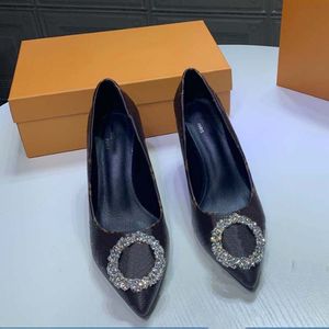 O mais recente designer de moda feminino dos sapatos de sapatos de vestido de salto alto com couro marrom clássico dedo apontado cheio de luxo e temperamento vale a pena ter 34-40