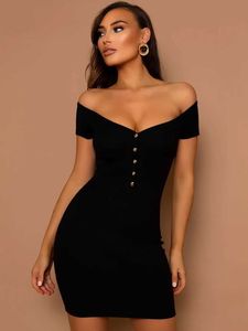 Sommarkvinnor One Axel Bandage Klänning Sexig Stropplös Kortärmad Svart Mini Dress Club Bodycon Party Dress Vestidos 210625