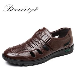 Bimuduiyu Äkta läder Män Sommar Sandaler Andningsbara Casual Shoes Man Stängt Toe Beach Skor Gummi Sole Mens Sandaler 210323