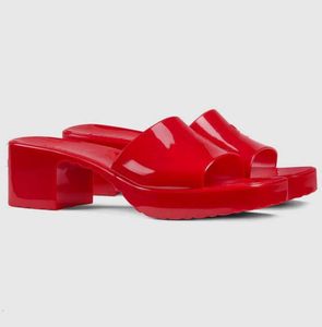 Mulheres Slippers de salto médio PVC PVC Summer Designer de praia Lady letra Carta em relevo Sandália de slides de borracha