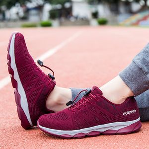 2021 Tasarımcı Koşu Ayakkabıları Kadınlar Için Gül Kırmızı Moda Bayan Eğitmenler Yüksek Kaliteli Açık Spor Sneakers Boyutu 36-41 wa