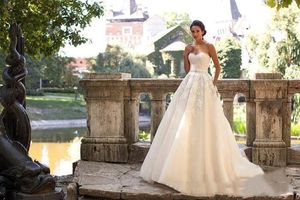 2021 Elegant Sweetheart A Line Lace Bröllopsklänningar Sexig Låg Bak Korsett Sommarstrand Bröllopklänningar med Crystal Sash Long Dress