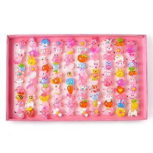 Renkli Plastik Halkalar toptan satış-100 adet kutu mm Sevimli çocuk Günü Renk Takı Plastik Çocuk Yüzük Kızlar Için Karışık Stil Reçine Cabochons Dekorasyon