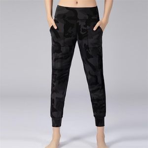 Kobiety Camo Naked-Feel Fabric Loose Fit Sport Aktywny Lounge Jogger Masło Miękkie Elastyczne Legginsy z dwoma bocznymi kieszeniami Dreset 211108