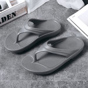 Fashion Flip Flops Sommar tofflor Toppkvalitet Mäns kvinnors andningsbara och lätta sandstrandskor dam gentlemen sandaler