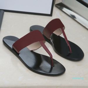 2021 Homens Praia Chinelos de Verão Moda Mulheres Flip Flops 100% Lady Lady Chinelos de Metal Mulheres Sapatos Flat Chinelos Grande Tamanho Grande 35-45