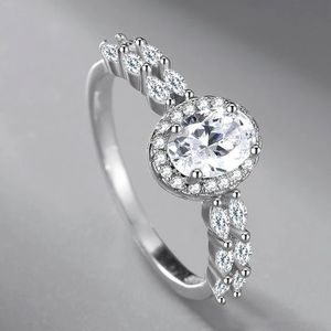 Anello di fidanzamento per matrimonio con diamanti Moissanite placcato platino in argento S925 Regalo per coppie di gioielli rotondi di moda di lusso in cristallo