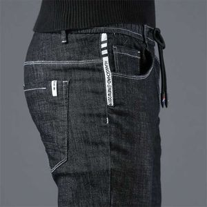 Jeans skinny neri Uomo Slim Fit Elastico in vita Denim per pantaloni a matita stile coreano Primavera Estate 211108