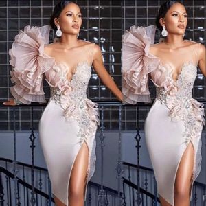 2021 Sexiga Arabiska Aftonklänningar Sidor Split Sheer Neck Lace Appliqued Crystal Pärlor Knee Längd Kort Prom Klänning Formell Party Gowns Cocktail Wear