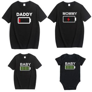 Rodzina Look T Shirt Dopasowywanie Ubrania Nowość Bateria Daddy Mama i Córka Syn Baby Brother Siostra Śmieszne Romper 210429