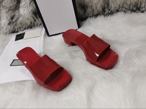 2021 Sandálias de Salto Chunky das Mulheres Verão Sandálias Top Quality Alfabeto de Couro de Borracha Mulheres Sandália Sapatos Chinelos