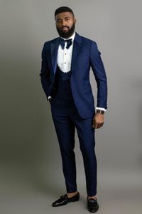 Wysokiej jakości jeden przycisk Navy Blue Groom Tuxedos Peak Lapel Wedding / Prom / Dinner Groomsmen Mężczyźni Garnitury Blazer (Kurtka + Spodnie + Kamizelka + Krawat) W1392