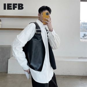 IEFB Mäns Slit Höst Nisch Design PU Läder Svart Väst Japan Koreansk Kausal Ärmlös Cool Waistcoat Male 9Y5430 210925