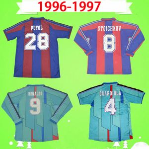 1996 1997 HOME AWAY Maglie da calcio retrò # 9 Ronaldo classica vintage Maglia da calcio Stoichkov Guardiola 96 97 Figo Giovanni PUYOL Camiseta de futbol manica corta lunga