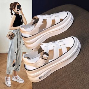 2021 Sommar Nya Sport Sandaler Andas Kvinnor Sommarskor Lace-up Hollow-out Sneakers Platform Tjock Sole Sandal Y0907