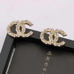 Yüksek Kaliteli Basit Kadın Moda Marka Damızlık İnci Kristal Rhinestone Metal 18 K Altın Kaplama Çift Harf Küpe genç kız takısı için Noel Hediyeleri