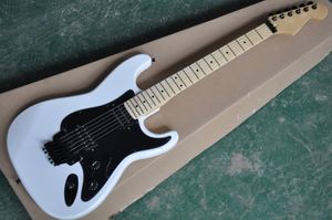 Chitarra elettrica personalizzata in fabbrica con corpo bianco con manico in acero, battipenna nero e hardware, fornisce servizi personalizzati