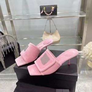 Ao ar livre 2021 Chinelos de vison feminino Moda Jelly Cor Confortável Sandálias de salto alto Família Beach Luxo Embalagem 39-40