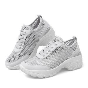 2021 Designer Scarpe da corsa per le donne Bianco Grigio Viola Rosa Nero Moda uomo Scarpe da ginnastica Sport all'aria aperta di alta qualità Taglia 35-42 wf