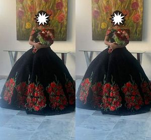 2021 Vintage svart mexikansk quinceanera klänningar charro blomma tryckta blommiga applikationer av axelboll klänningar puffy sweet 15 16 flickor fest