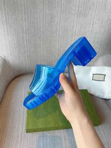 2021 Slippers Mulheres de Alta Qualidade Proteção Ambiental Designer Moda Jelly Cor Confortável Sandálias Indoor Banheiro Sapato de Beach Mulheres Sapatos Salto 5,5cm