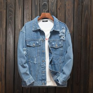 Giubbotti di jeans strappati con lettere ricamate da uomo Cappotto di jeans impiombato con grandi tasche blu chiaro Giacca da uomo di capispalla di moda