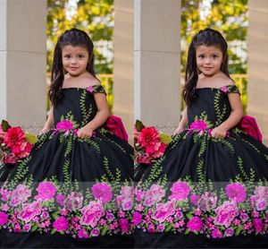 2022 Vintage Mexican Girls Pageant Klänningar Blommig Applique Off Shoulder Lace-up Satin Flower Girl Dress for Wedding Quinceanera Mini