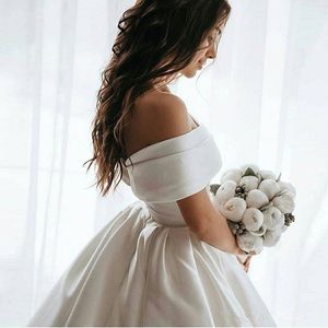 2021王女のウェディングドレスサテンのヴィンテージ肩の結婚式の花嫁のドレスロングトレインの白い象牙の結婚式のボールガウン