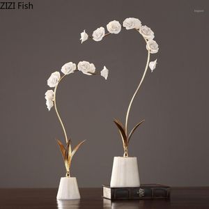 Oggetti decorativi Figurine Base in marmo di lusso moderno Ramo di fiori dorati Decorazione domestica Orchidea in ceramica creativa Vita in stile americano