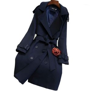 Trench da donna 2021 Moda autunno Cappotto medio-lungo doppio petto da donna Giacca a vento con cintura sottile blu scuro Plus Size 2XL