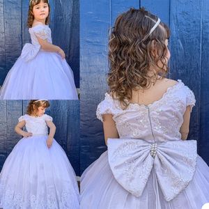 2021 Flower Girl Dresses for Wedding Party Gowns Golvlängd Ärmlös Jewel Lace Pärlor Bow Appliques First Communion Dress A-Line