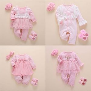 born Baby Girl Kläder Höst Bomull Spets Princess Style Jumpsuit 0-3 Månader Spädbarn Romper Med Strumpor Pannband ropa bebe 210826