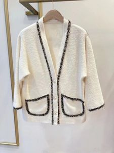 2021 Herbst lange Ärmel V Ausschnitt weißer Pullover französischer Stil Feste Farbgestrickte Doppel-Taschen getäfter Tweed-Trim-Ein-Breast-Strickwinkel-Pullover G127035