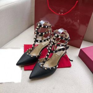 Klasik Moda Slaytlar Sandalet Lady Yaz Sandalet Tasarımcı Metal Toka Büyük Boy Deri Kalın Alt Yüksek Topuklu Kadın Ayakkabı Bagshoe1978 00050