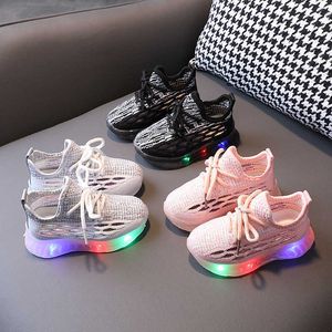 Andningsbar chunky sneaker för barn med lysande sula 1 till 6 år Baby Boy Mesh Shoes Childhood Girls Led Sneakers E08063 G1025