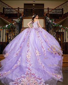 Lilak Lavender Quinceanera Suknie 3D Kwiatowy Aplikacja Zroszony Z Ramię 2022 Sweep Pociąg Tulle Satin Custom Made Sweet 15 16 Prom Princess Ball Suknia Vestidos