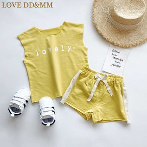 LOVE DDMM Set per ragazze Abbigliamento estivo per bambini T-shirt senza maniche con lettera per ragazze + Pantaloncini coordinati colore Set sportivo straniero 210715