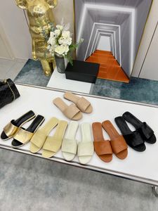 I nuovi sandali estivi 2022 indossano la tendenza delle pantofole da donna alla moda con tacco piatto e punta tonda aperta