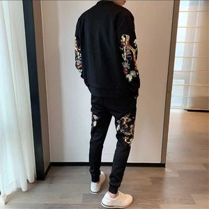 2021 Ny jacka + byxor MEN TRACKSUIT MODA Hombre modeutskrifter Mäns uppsättning Vårens Sports Suit 2 Piece Sets Plus Storlek 5XL Y0831