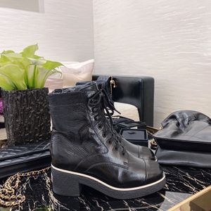 21/22A Ny ankomst Kvinnors Luxury Ankel Short Boots God kvalitet Fashion Designer 35 till 40 Super Populär på diskmaskinen: Ljus skrynklig lammskinn