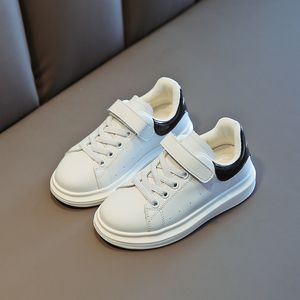 2021 Sapatilhas casuais para meninos meninas moda sapatos esportivos adolescente esporte sapato preto branco laceup