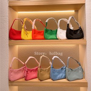 Re-Nylon Mini Hobo Bag: Borsa a spalla triangolare in metallo firmata da donna - Tote nera con portachiavi - Riedizione 2005