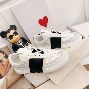 Sapatos casuais de grife Couro de alta qualidade Malha combinada Padrão de impressão 3D Solado plano Tênis de plataforma de placa branca Clássico Homens Mulheres Conforto Skate Runner Trainers