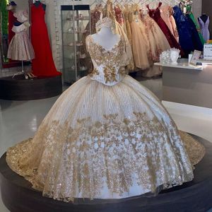 Stunning Ball Gown Quinceanera Klänningar Beaded Sweet 16 Dress Guld Applique Vestidos de 15 Prom Lugnar Court Train Masquerad Klänning